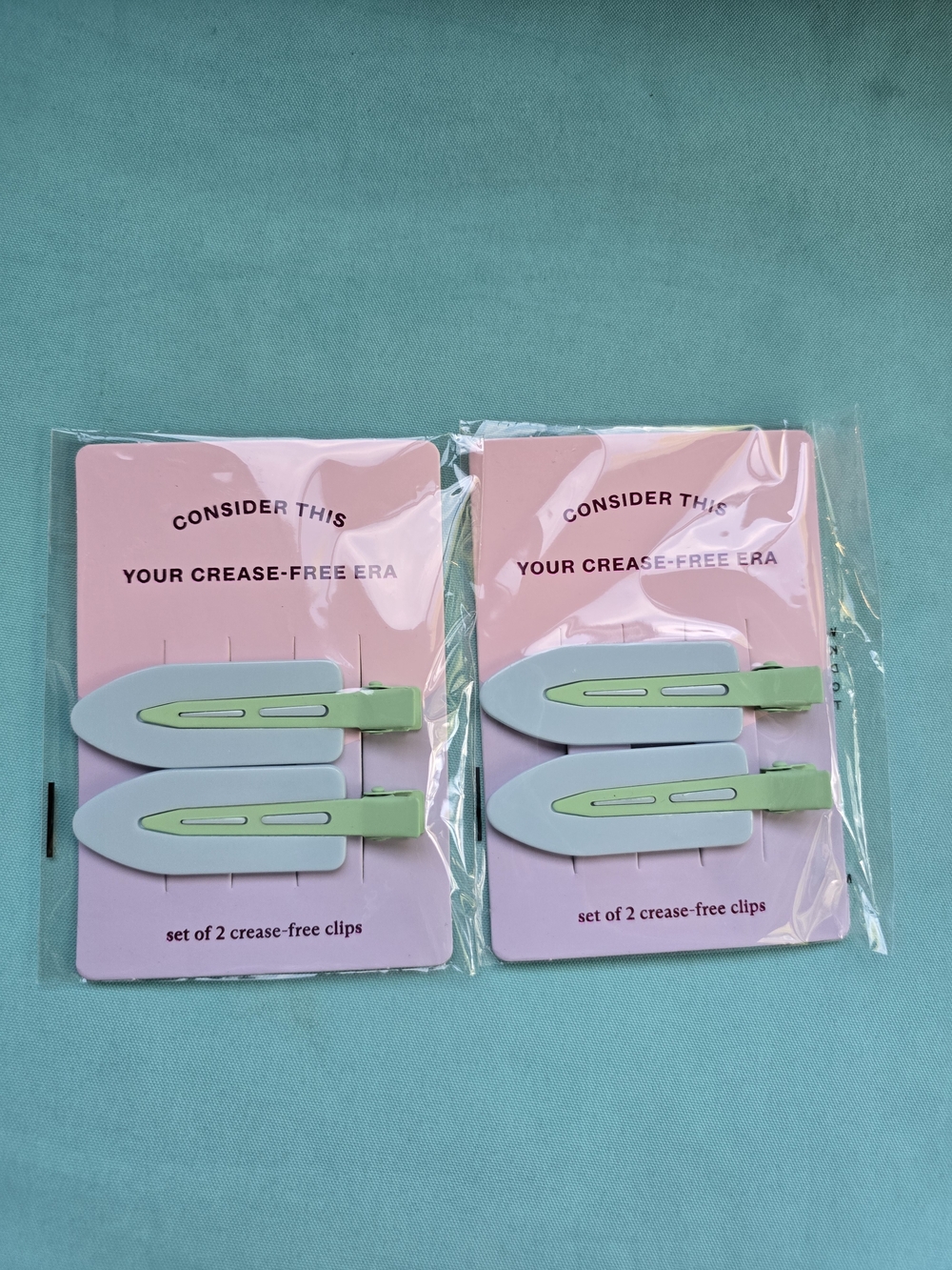 Betsey Johnson Cleansing Wipes Pack, Ouasi Face Mask, 2 Sets Hair Clips - Picture 7 of 8